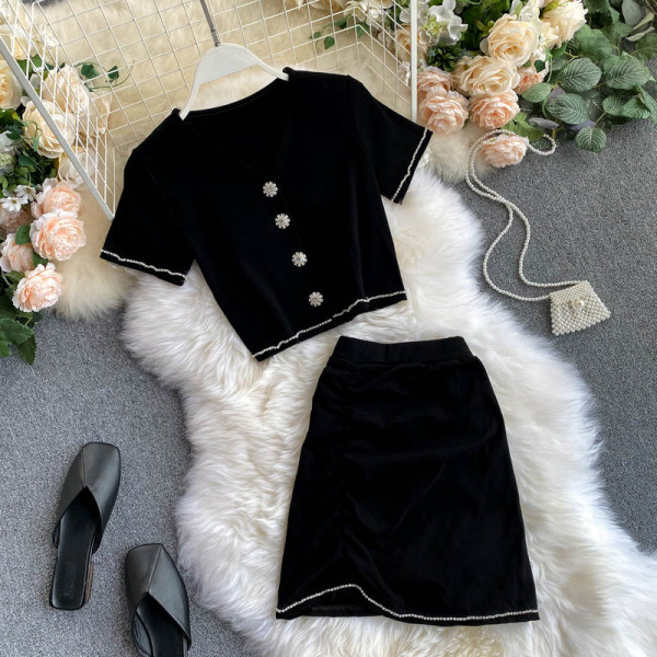 Черен дамски комплект от две части - къса жилетка и пола с висока талия