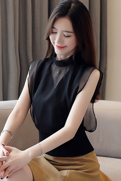 Актуален дамски потник от шифон с ниска яка 