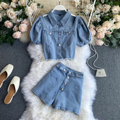 Актуален дънков комплект от две части - риза и къси панталони с висока талия