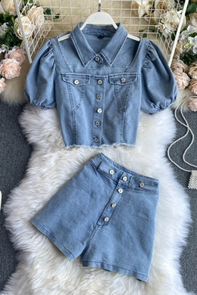 Актуален дънков комплект от две части - риза и къси панталони с висока талия