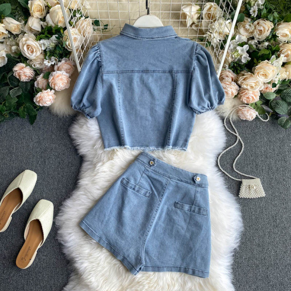 Актуален дънков комплект от две части - риза и къси панталони с висока талия