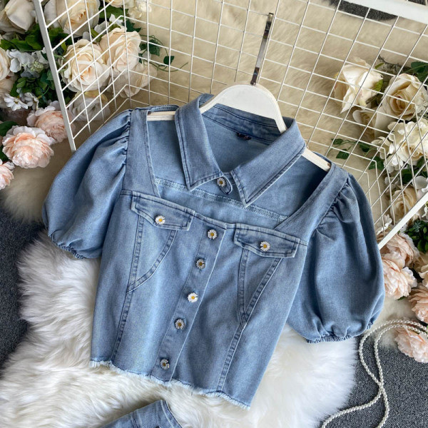 Актуален дънков комплект от две части - риза и къси панталони с висока талия