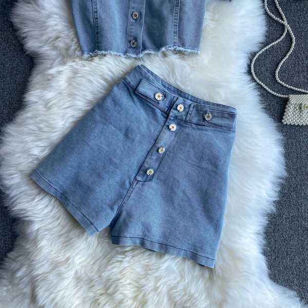 Актуален дънков комплект от две части - риза и къси панталони с висока талия