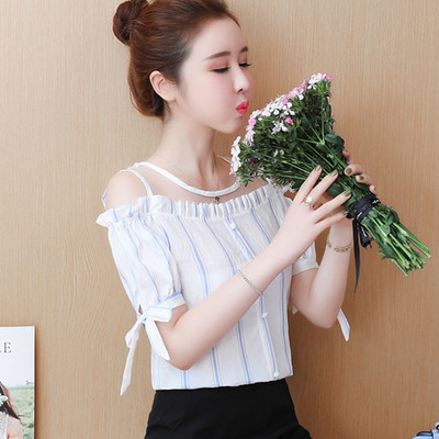 Dryžuoti moteriški marškiniai apnuogintais pečiais ir sagomis