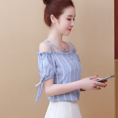 Dryžuoti moteriški marškiniai apnuogintais pečiais ir sagomis