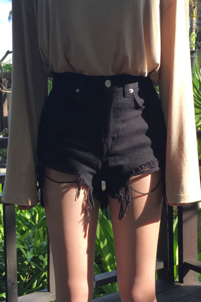 Дамски къси панталони с висока талия  и разкъсани мотиви 