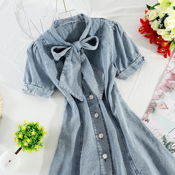 Дамска рокля от деним с къс ръкав и яка с панделка 