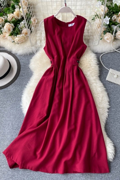 Актуална дамска рокля с широки презрамки и средна дължина