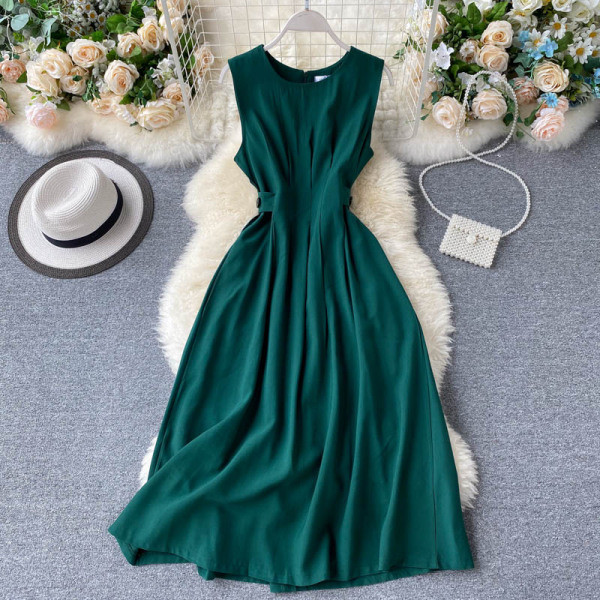 Актуална дамска рокля с широки презрамки и средна дължина