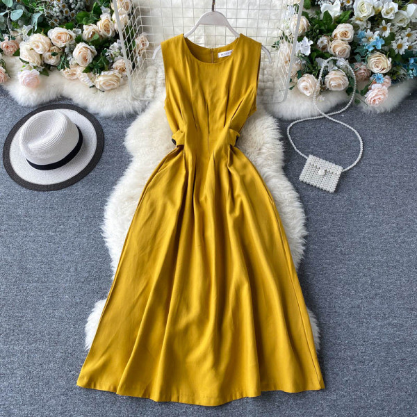 Актуална дамска рокля с широки презрамки и средна дължина