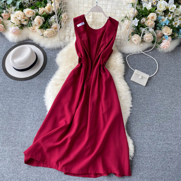 Актуална дамска рокля с широки презрамки и средна дължина