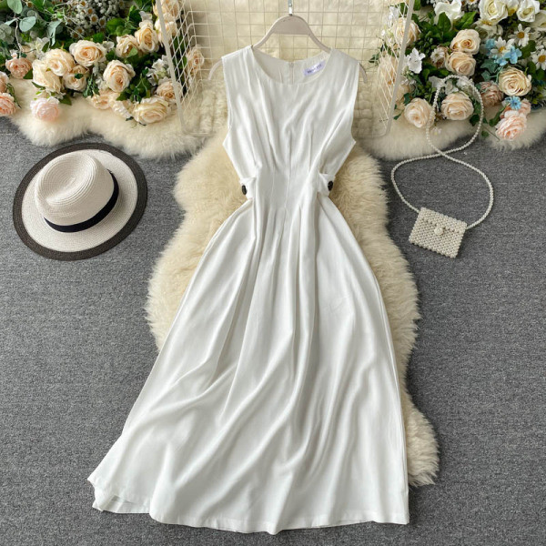 Актуална дамска рокля с широки презрамки и средна дължина