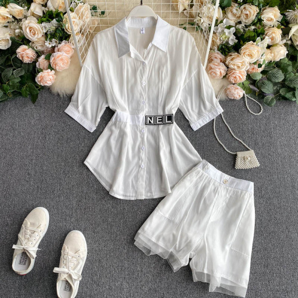 Стилен дамски комплект включващ риза и къси панталони