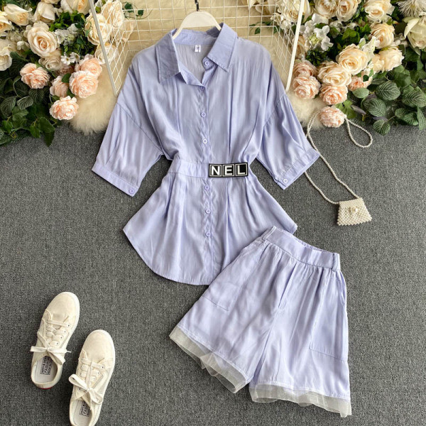 Стилен дамски комплект включващ риза и къси панталони