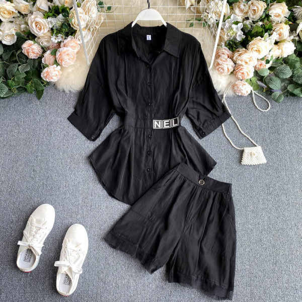 Стилен дамски комплект включващ риза и къси панталони