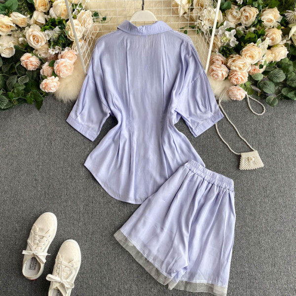 Стилен дамски комплект включващ риза и къси панталони