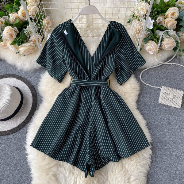 Раиран дамски гащеризон с V-образно деколте и колан на талията