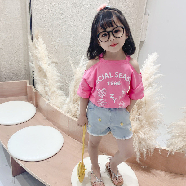 Модерна детска тениска с голи рамене и надписи