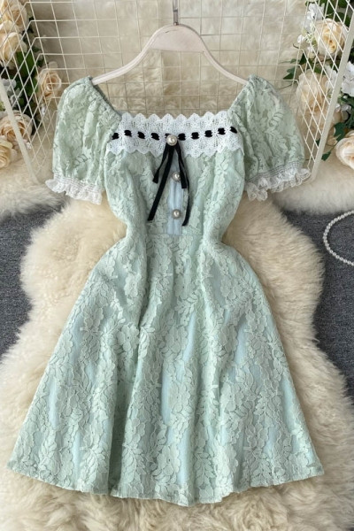 Дантелена дамска рокля с квадратно деколте и къс ръкав