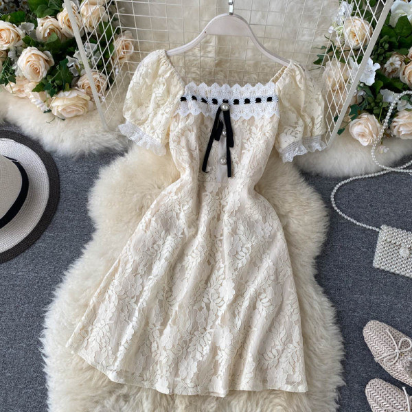 Дантелена дамска рокля с квадратно деколте и къс ръкав