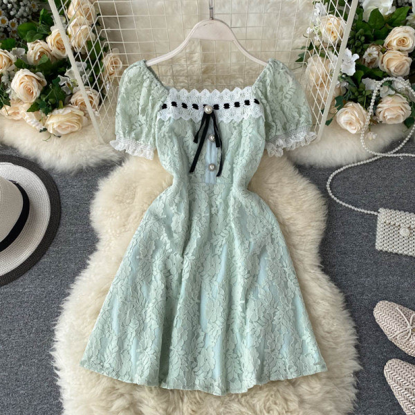 Дантелена дамска рокля с квадратно деколте и къс ръкав