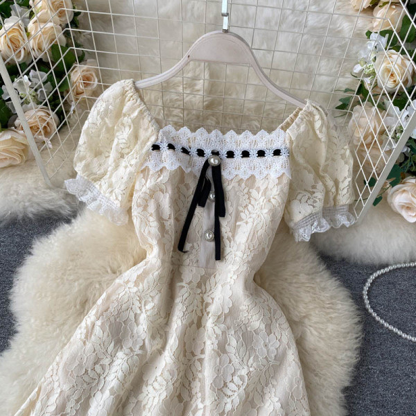 Дантелена дамска рокля с квадратно деколте и къс ръкав