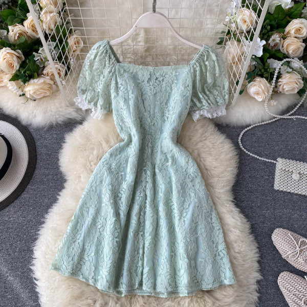 Дантелена дамска рокля с квадратно деколте и къс ръкав