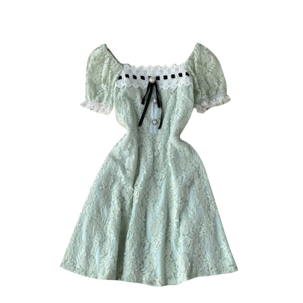 Дантелена дамска рокля с квадратно деколте и къс ръкав