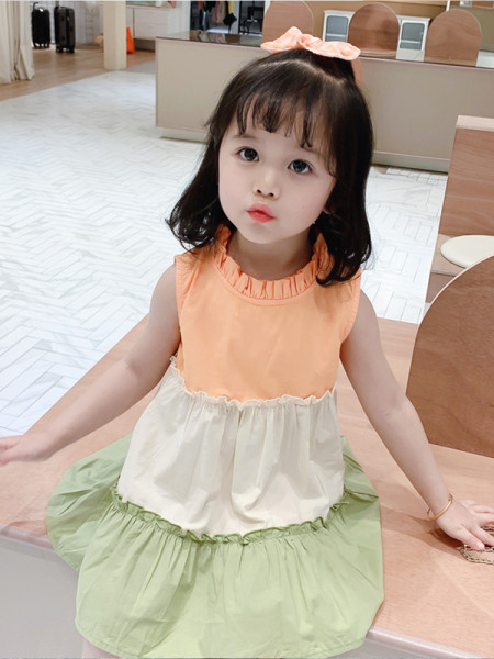 Актуална детска рокля разкроен модел с ниска яка