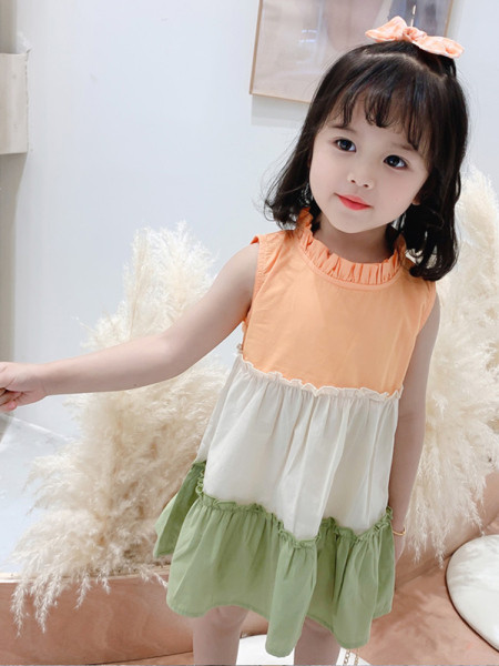 Актуална детска рокля разкроен модел с ниска яка