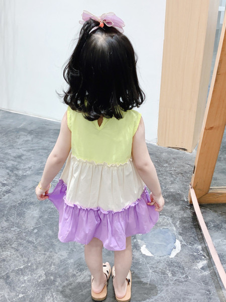 Актуална детска рокля разкроен модел с ниска яка