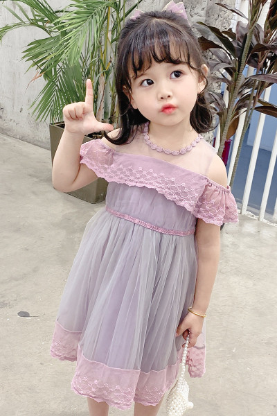 Стилна детска рокля с обло деколте и тюл