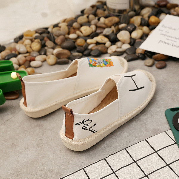 Ежедневни дамски мокасини с равна подметка и цветна апликация