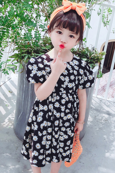 Нов модел детска рокля с къс ръкав и флорални мотиви