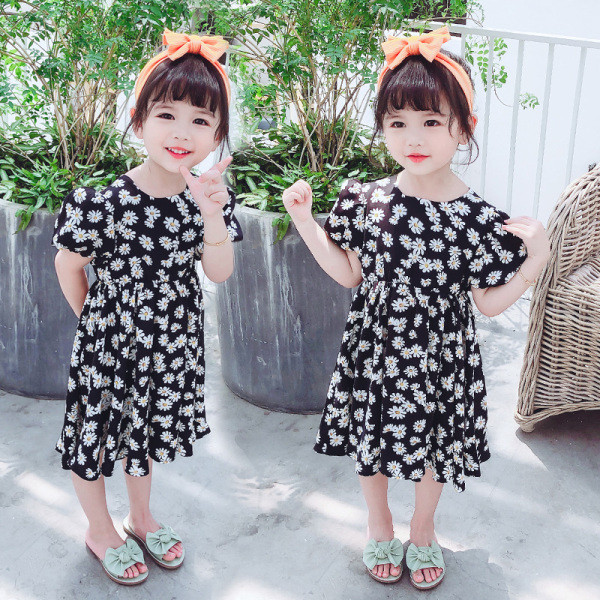 Нов модел детска рокля с къс ръкав и флорални мотиви