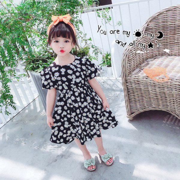 Нов модел детска рокля с къс ръкав и флорални мотиви