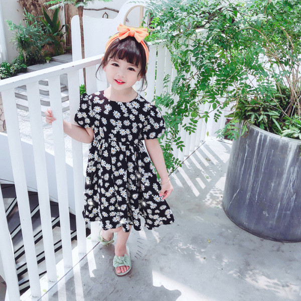 Нов модел детска рокля с къс ръкав и флорални мотиви