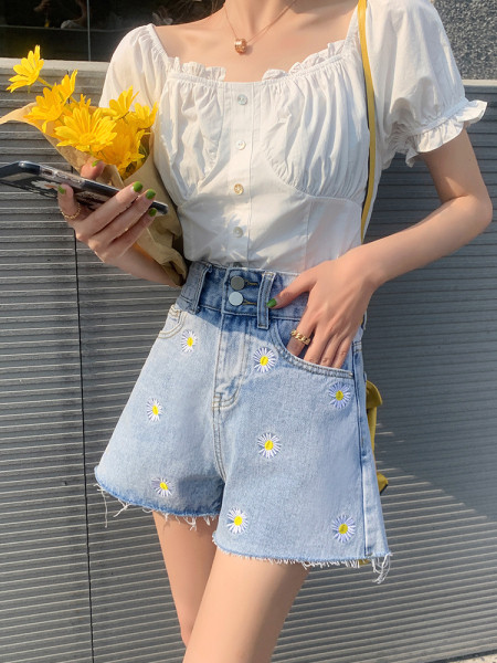 Модерни дамски къси дънки ретро модел с цветна бродерия 