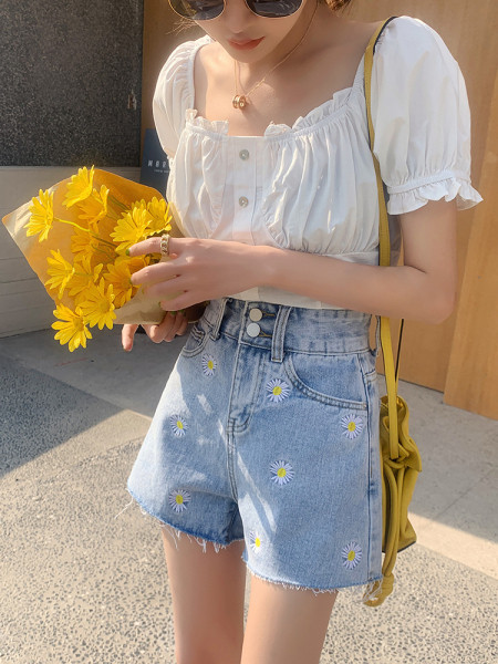Модерни дамски къси дънки ретро модел с цветна бродерия 