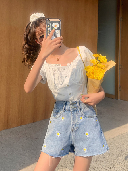 Модерни дамски къси дънки ретро модел с цветна бродерия 