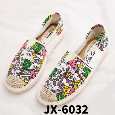 Ежедневни дамски мокасини с цветна апликация на жираф