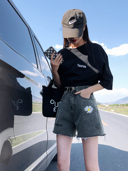 Дамски къси дънки с висока талия и цветна бродерия 