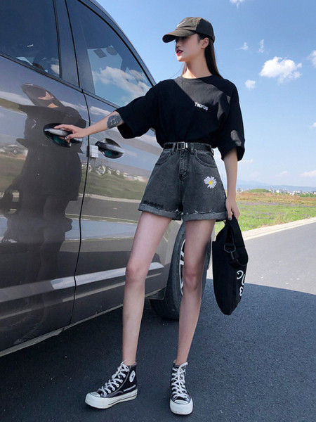 Дамски къси дънки с висока талия и цветна бродерия 