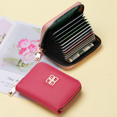 Moteriška piniginė su užtrauktuku ir metaliniu elementu