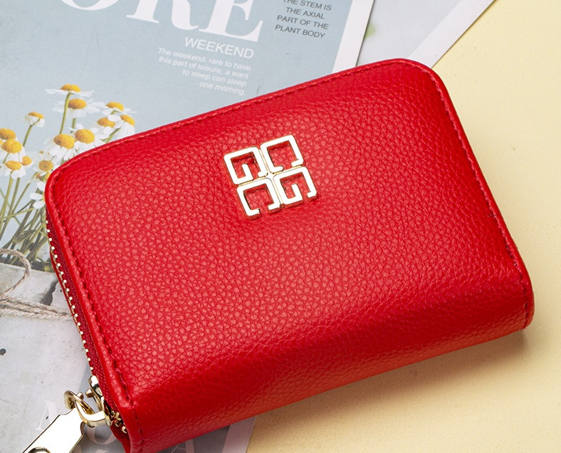 Moteriška piniginė su užtrauktuku ir metaliniu elementu