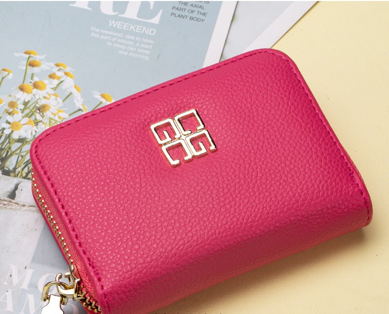 Moteriška piniginė su užtrauktuku ir metaliniu elementu