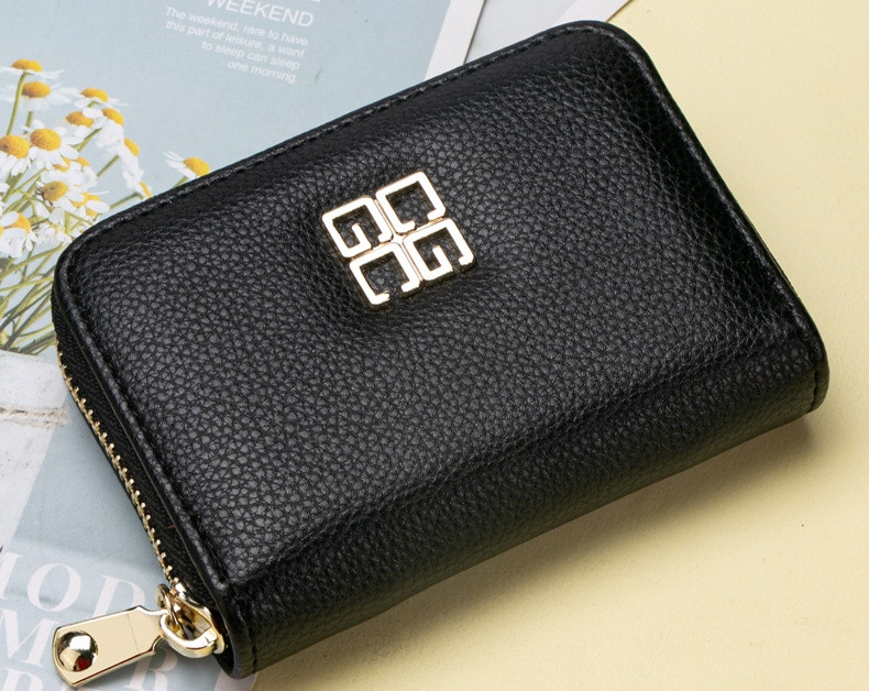 Moteriška piniginė su užtrauktuku ir metaliniu elementu