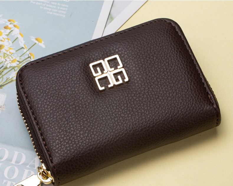 Moteriška piniginė su užtrauktuku ir metaliniu elementu