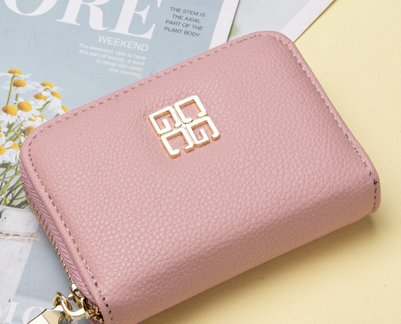 Moteriška piniginė su užtrauktuku ir metaliniu elementu