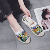 Ежедневни дамски мокасини с цветна апликация и равна подметка